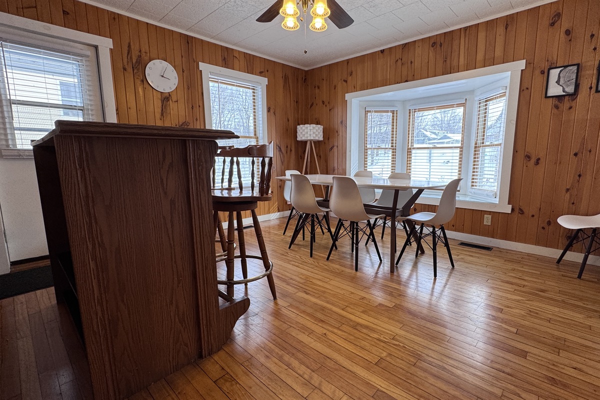 Dining room that seats 6
