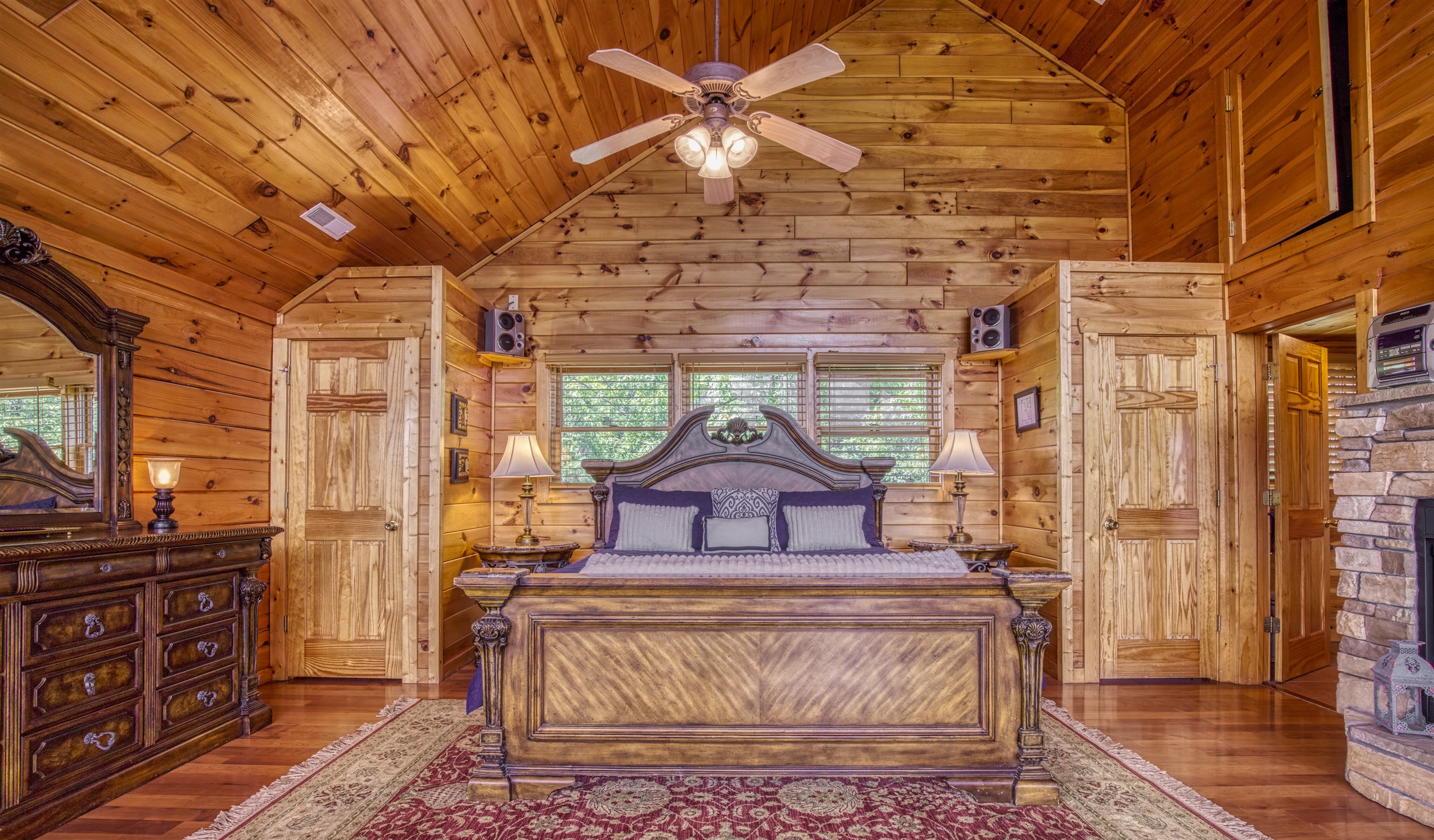 Upper floor KING bed