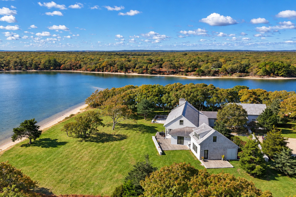 Home set on the point of Oyster Pond