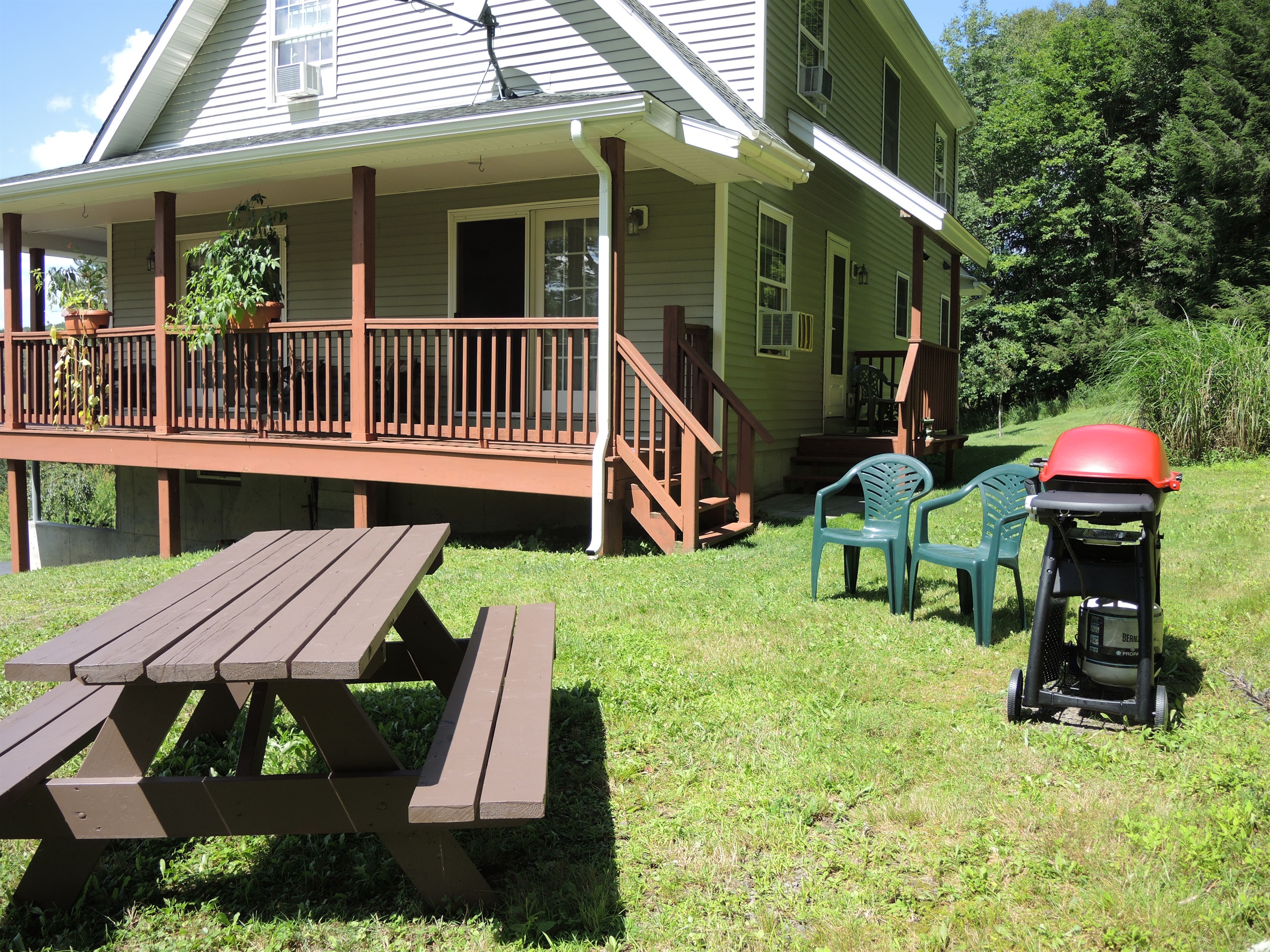 Outside dining just off the deck.