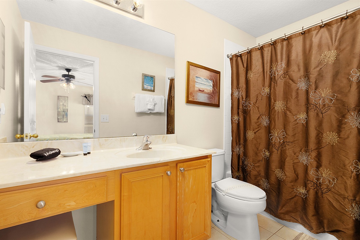The queen master bath.