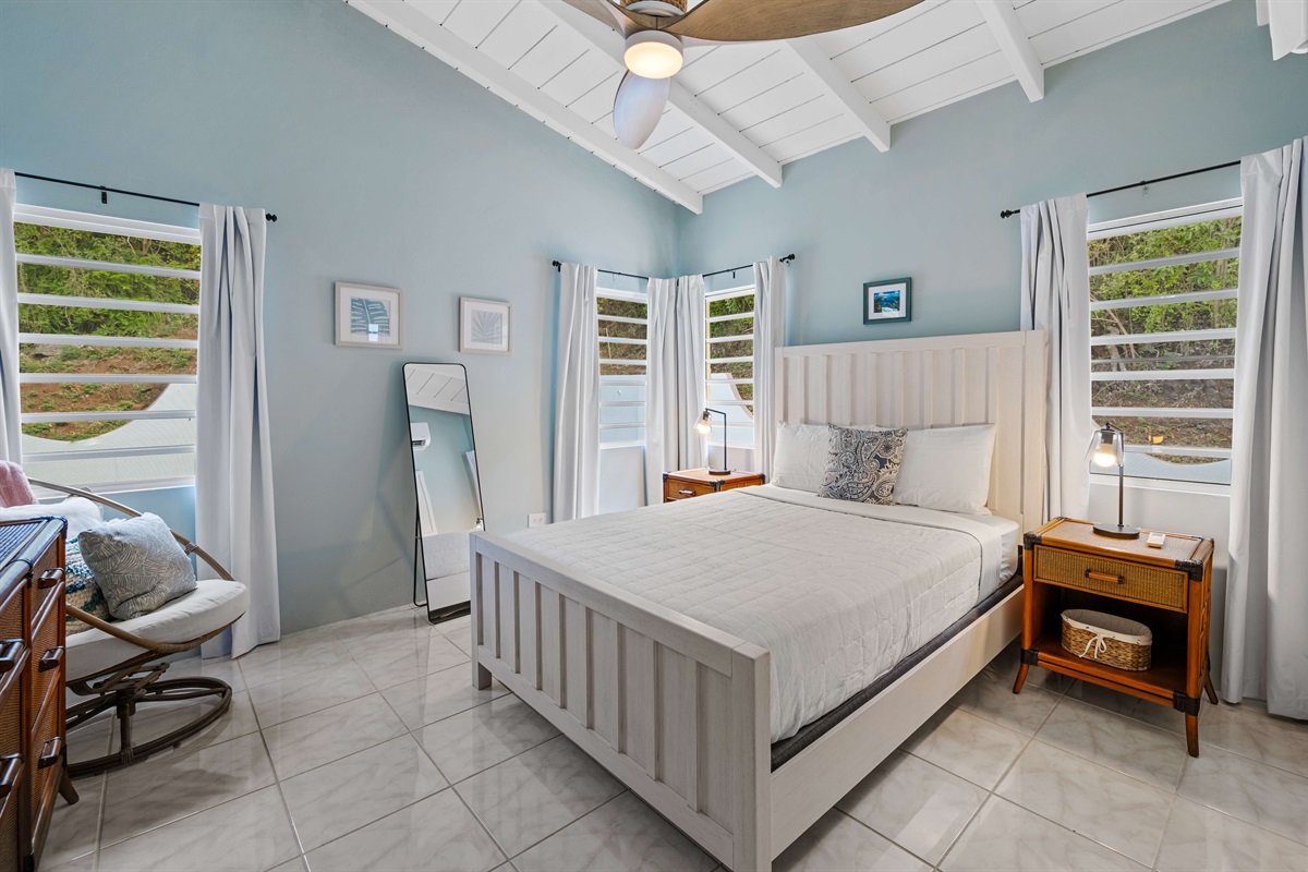 Guest bedroom 1 has a queen bed, air conditioning, and ceiling fan