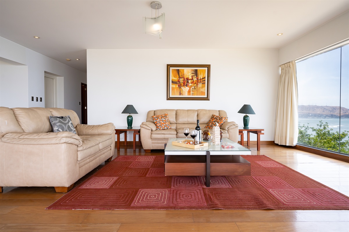 Spacious living room / Amplia sala de estar