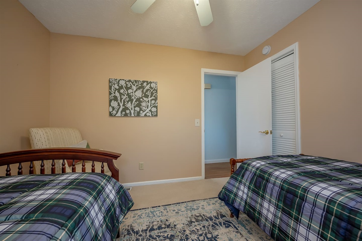Bedroom #3 with 2 twin beds 