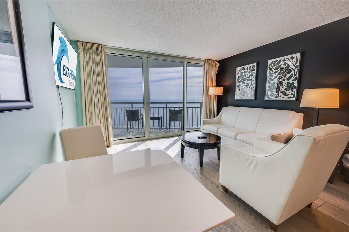 Amazing Living Room with Stunning Views🌊☀️