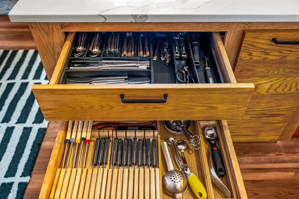 🍴✨ Fully stocked kitchen essentials—utensils, knives, and tools galore so you can cook like you’re at home (or better) 👩‍🍳🥘