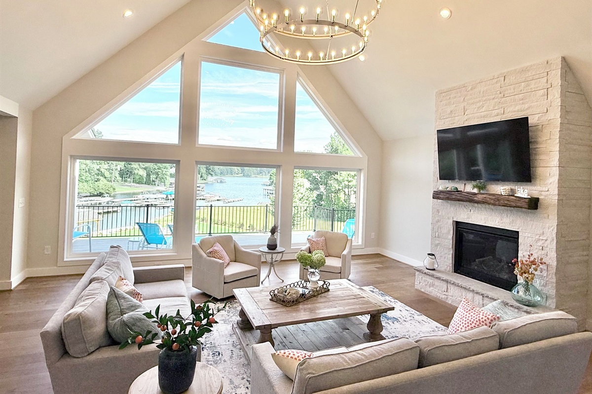 Stunning lake views and so relaxing to watch the boats, paddle boards and kayaks go by!