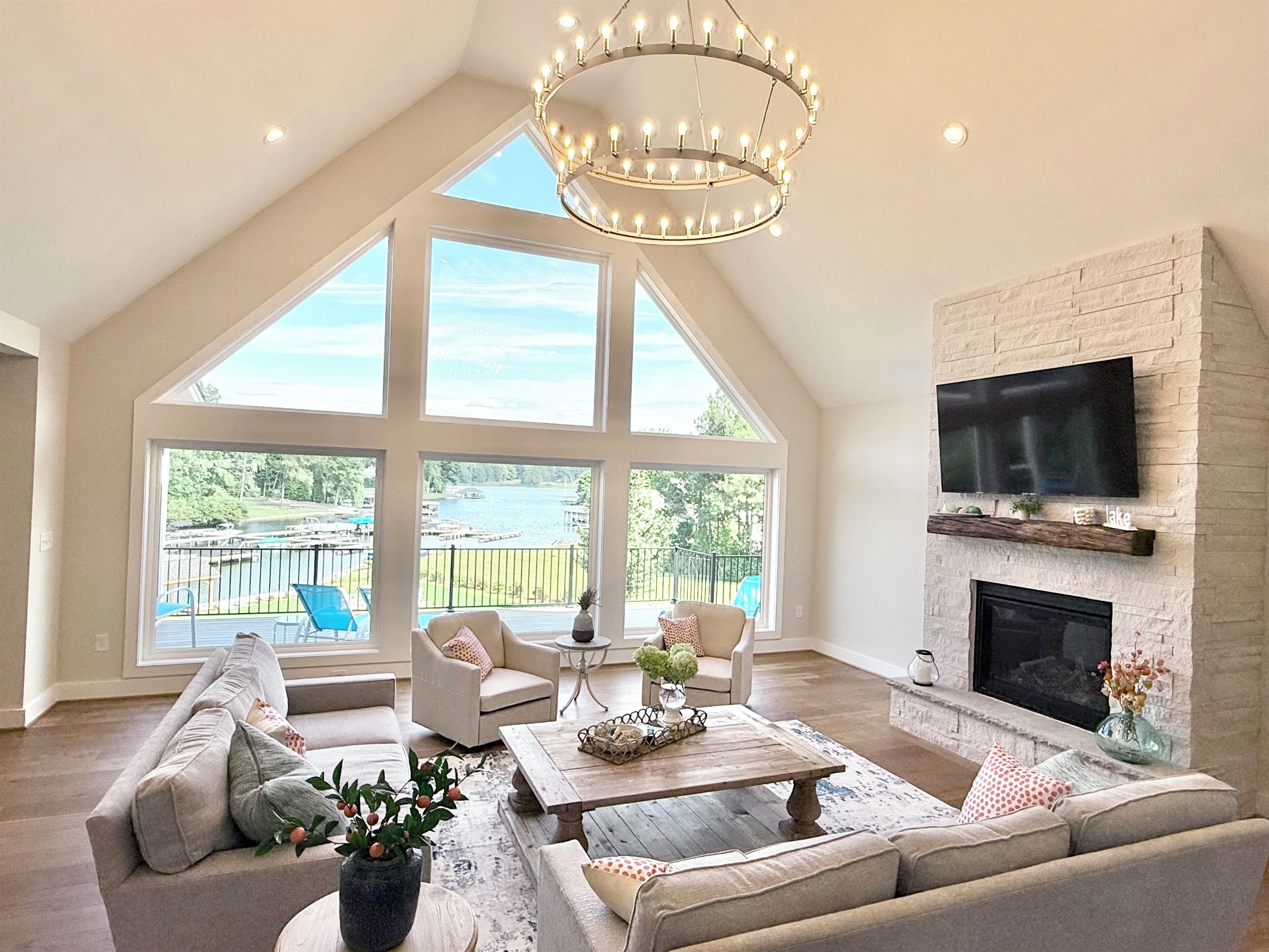 Stunning lake views and so relaxing to watch the boats, paddle boards and kayaks go by!