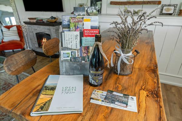 Welcome bottle of wine, 2 for 1 tasting coupons, and "hands down the best guidebook we've ever seen in our travels."  (Gary & Linda, past guest.) 