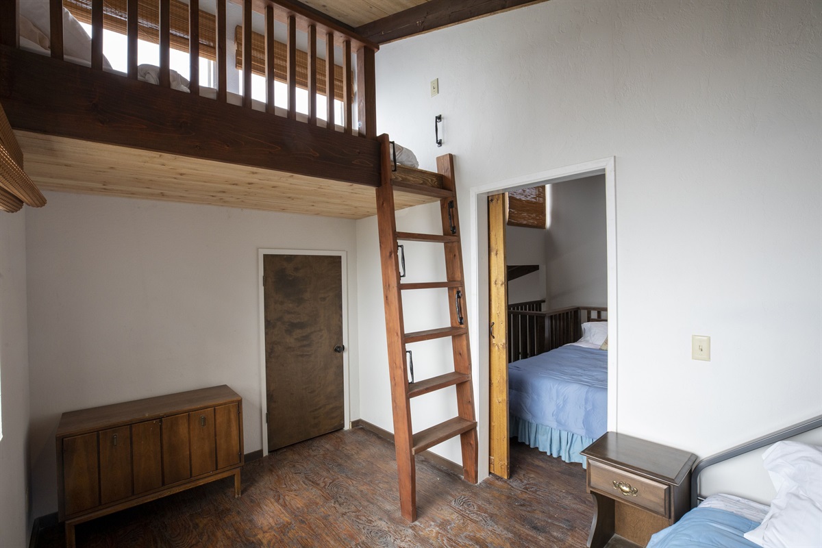Upstairs bedroom loft - single