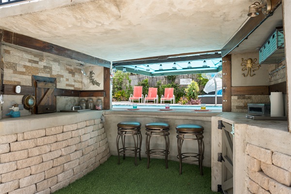 Serve up some amazing drinks at this poolside bar, perfect for entertaining friends and family. Loads of laughs and splash time.