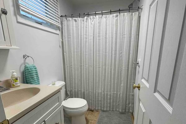 Primary 4 piece en-suite bathroom with tub and shower combo