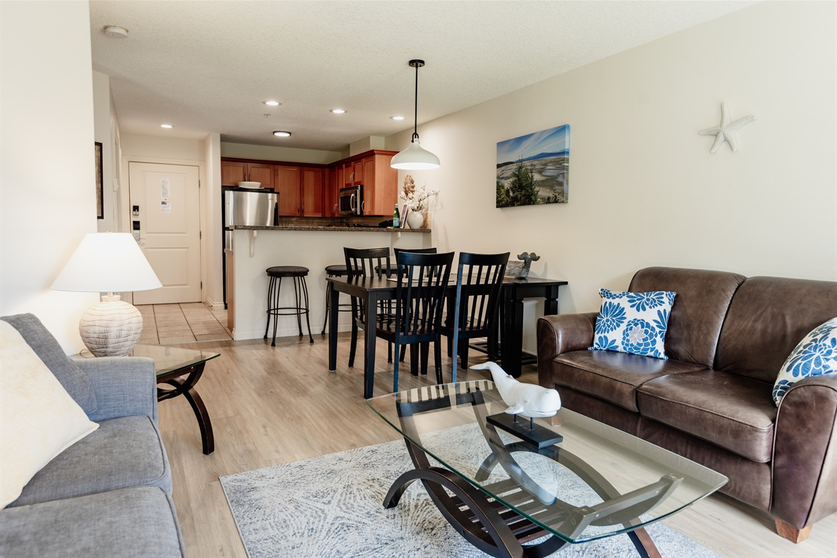 Unit A. Streaming TV. Natural Gas fireplace. Double Glass doors to a private covered deck. AC Unit. Queen sofa pull-out plus ample comfortable seating.
