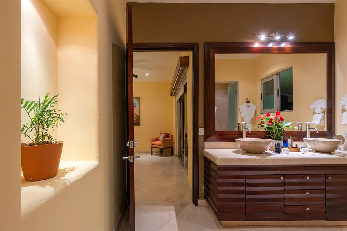 Bath - Suite 12