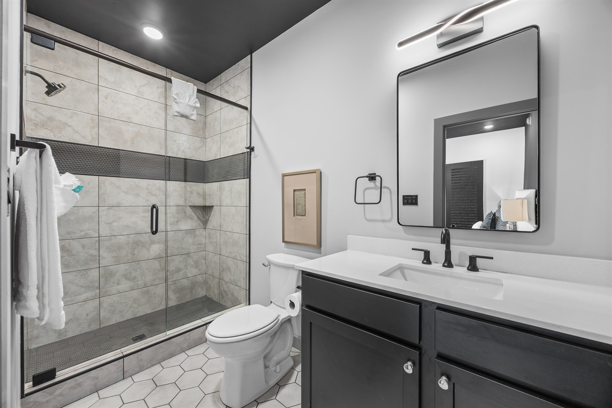 En-suit bathroom of bedroom #1