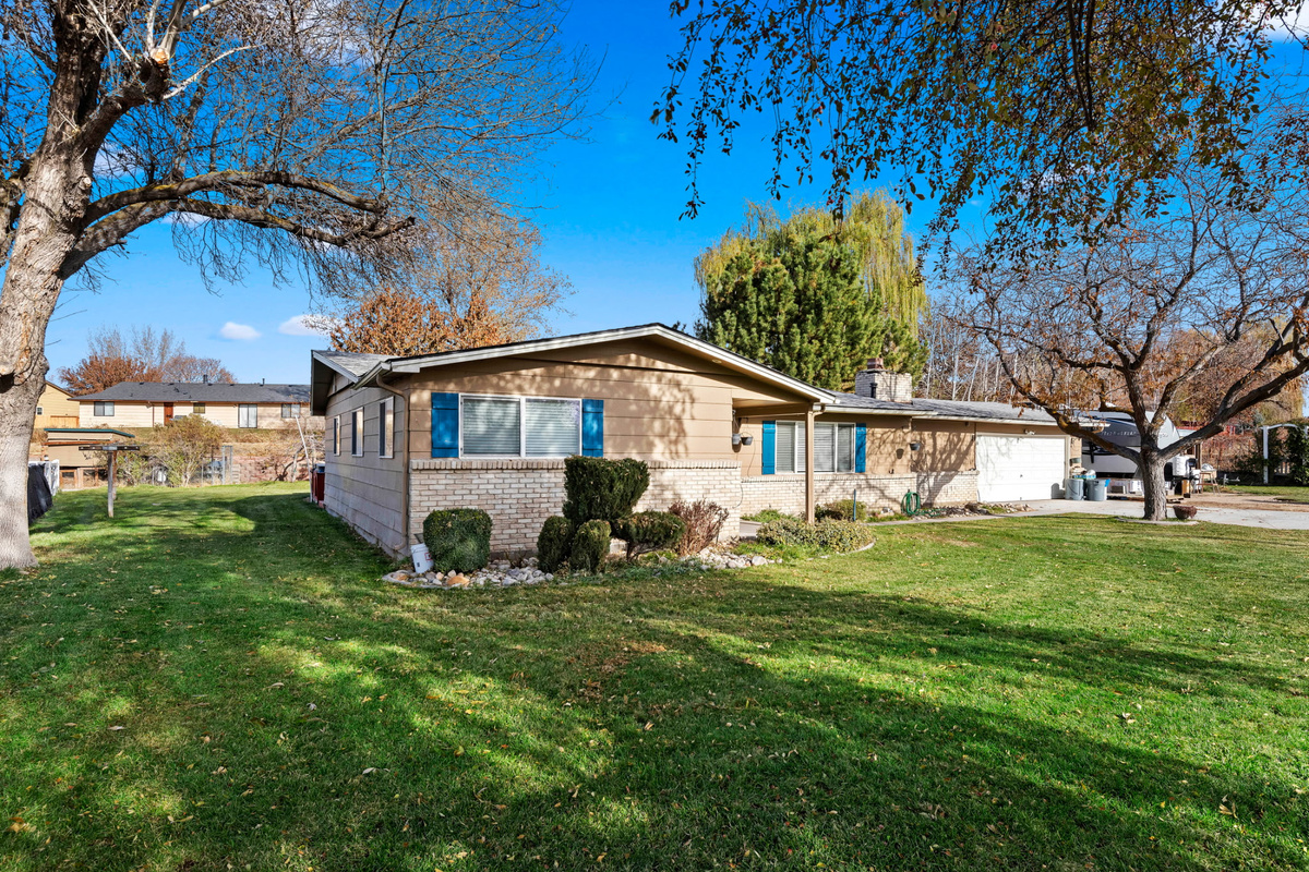 Spacious front yard with open access to the backyard, offering easy flow between outdoor spaces.