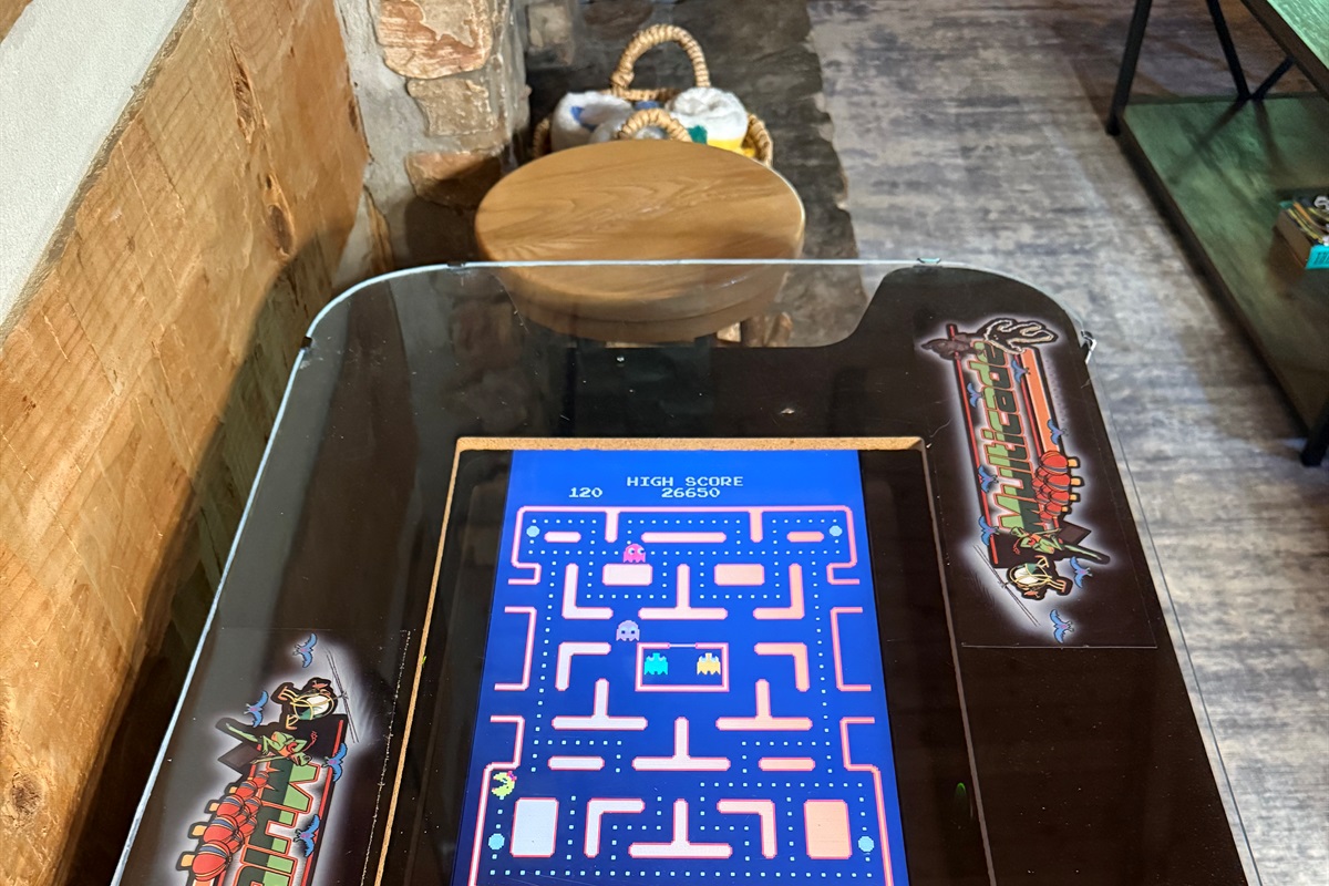 Play games on the arcade game table 