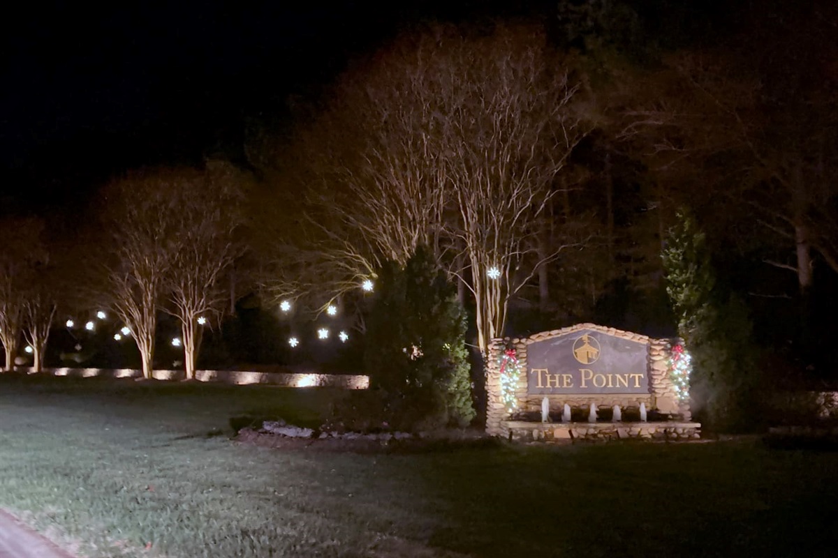 Beautiful point neighborhood sign and amazing Christmas lights on the drive to the home.