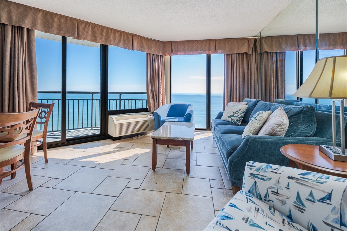 Amazing Living Room with Stunning Views🌊☀️