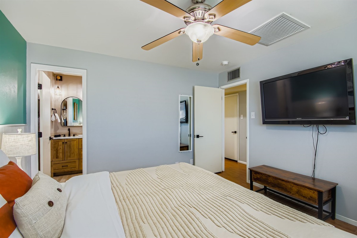 King Bed With Ensuite And TV