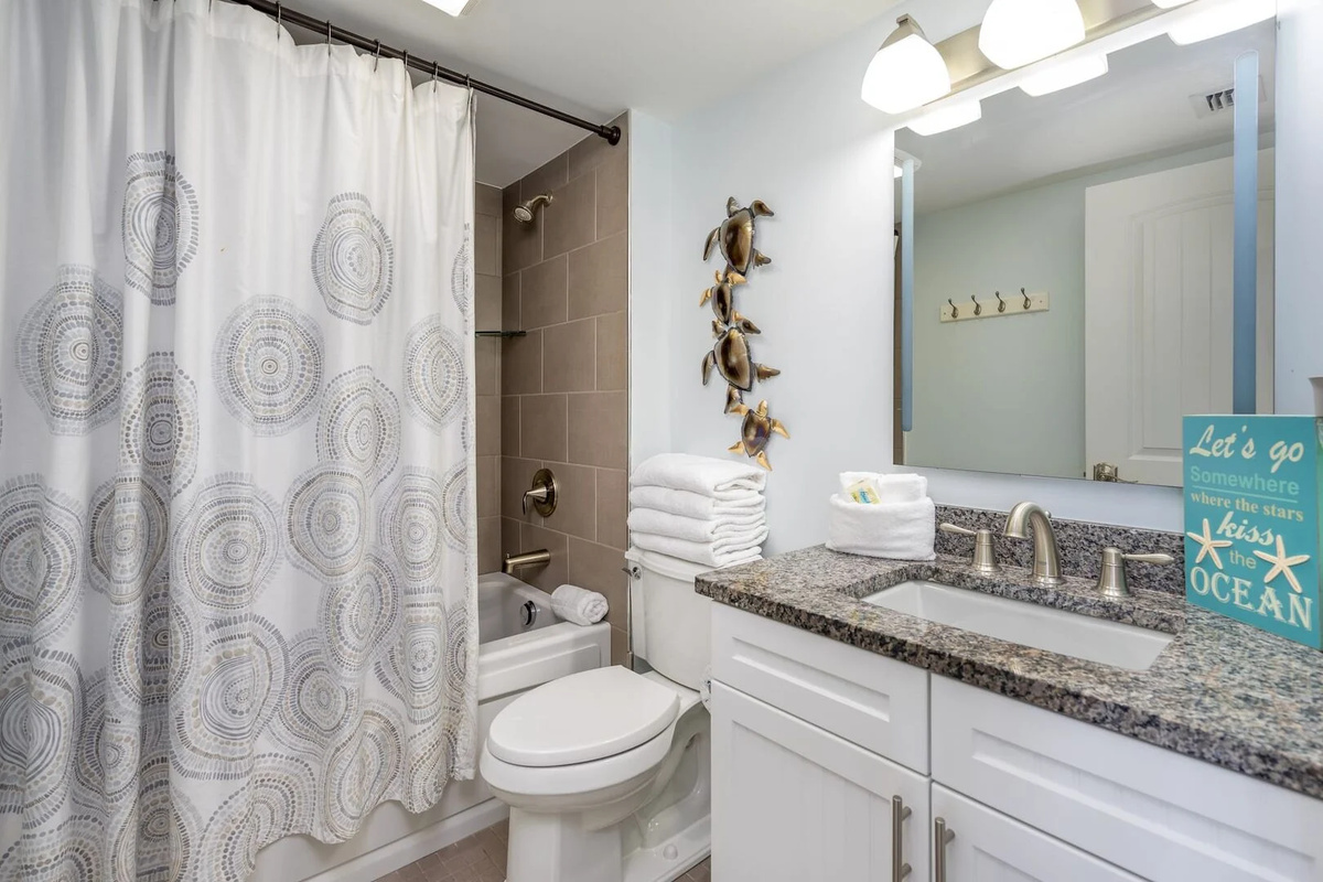 2n large bathroom with tub/shower combo