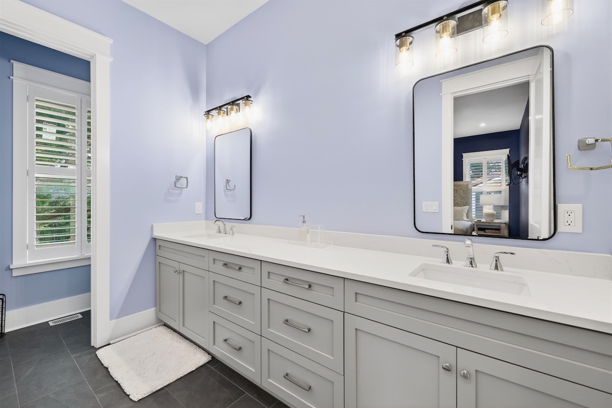 King Room Ensuite Bath  | Southern Grace | 6 23rd Ave.