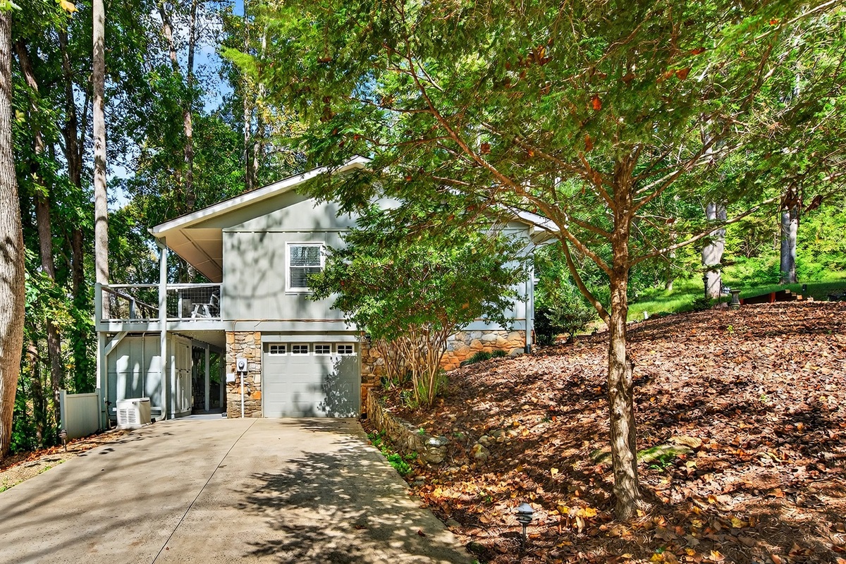 Garage side of White Pine Retreat!