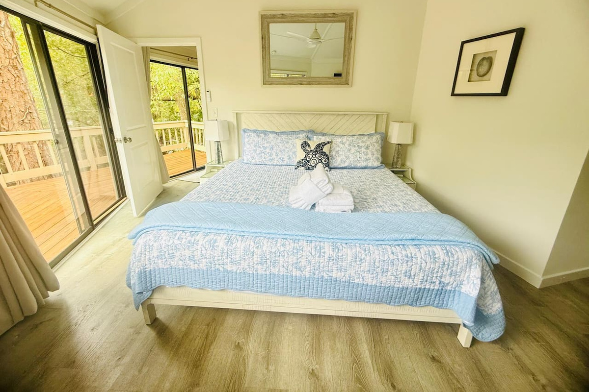 Queen bedroom with deck doors