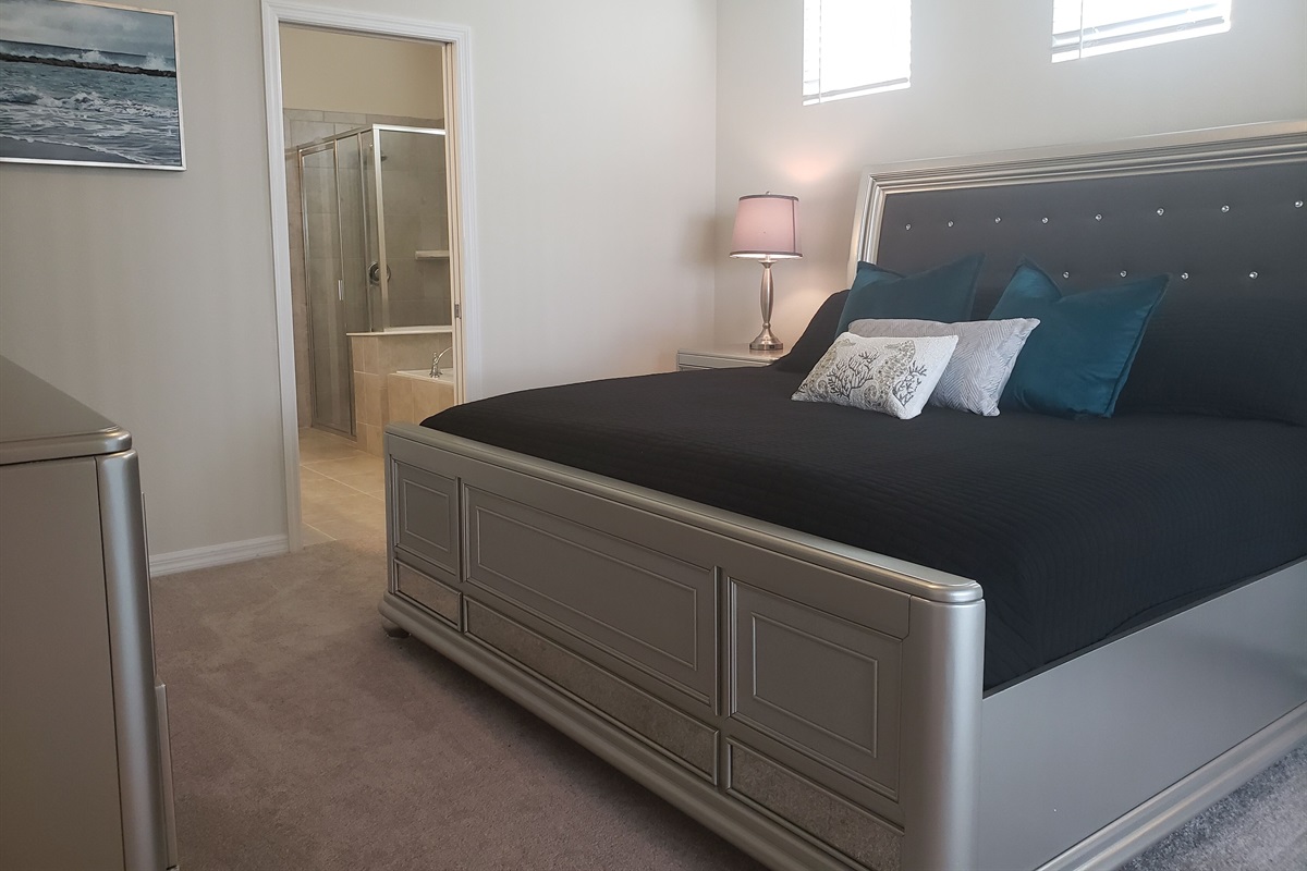 Master Bedroom-Main Floor