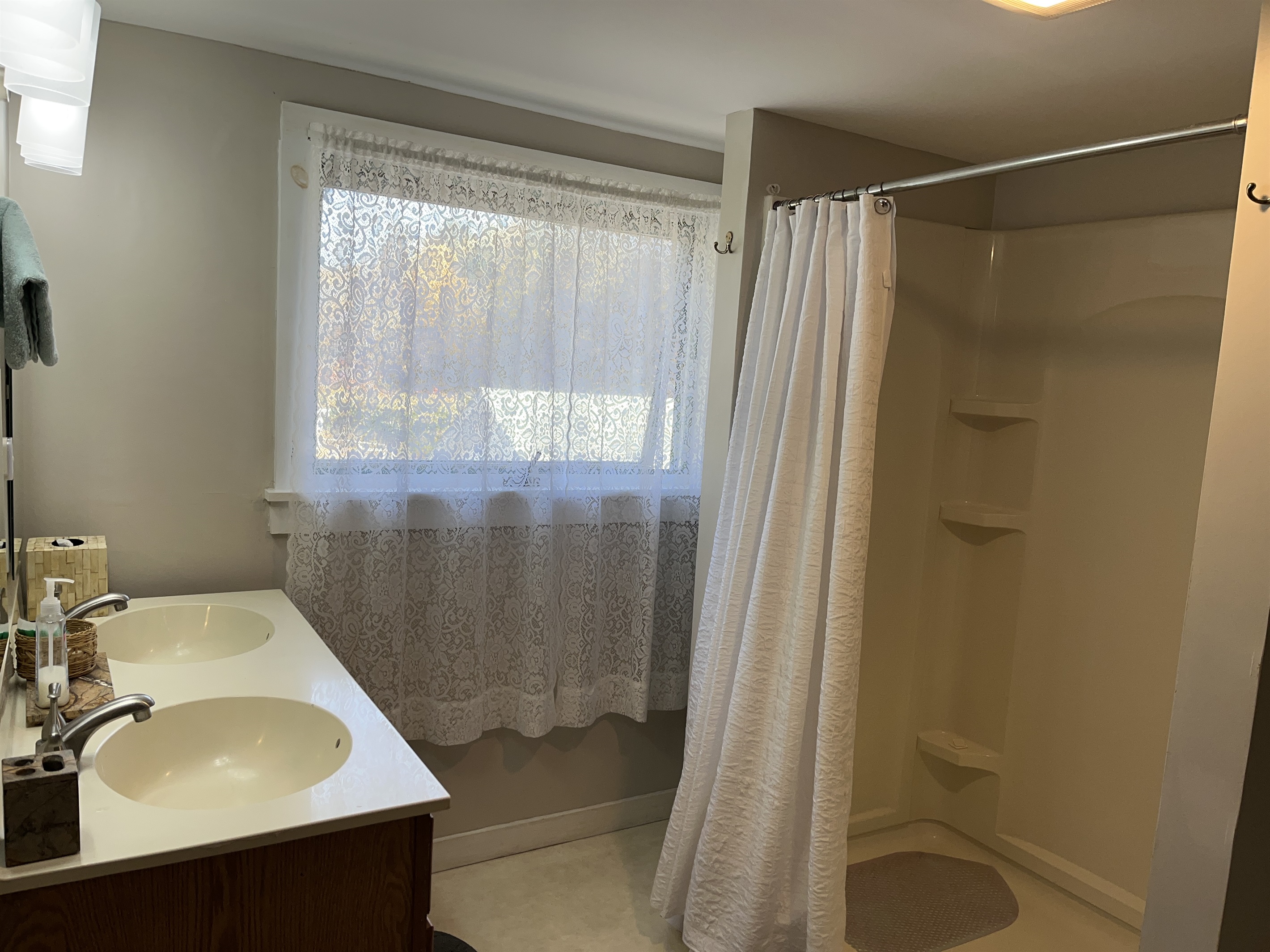 2nd floor bath with shower