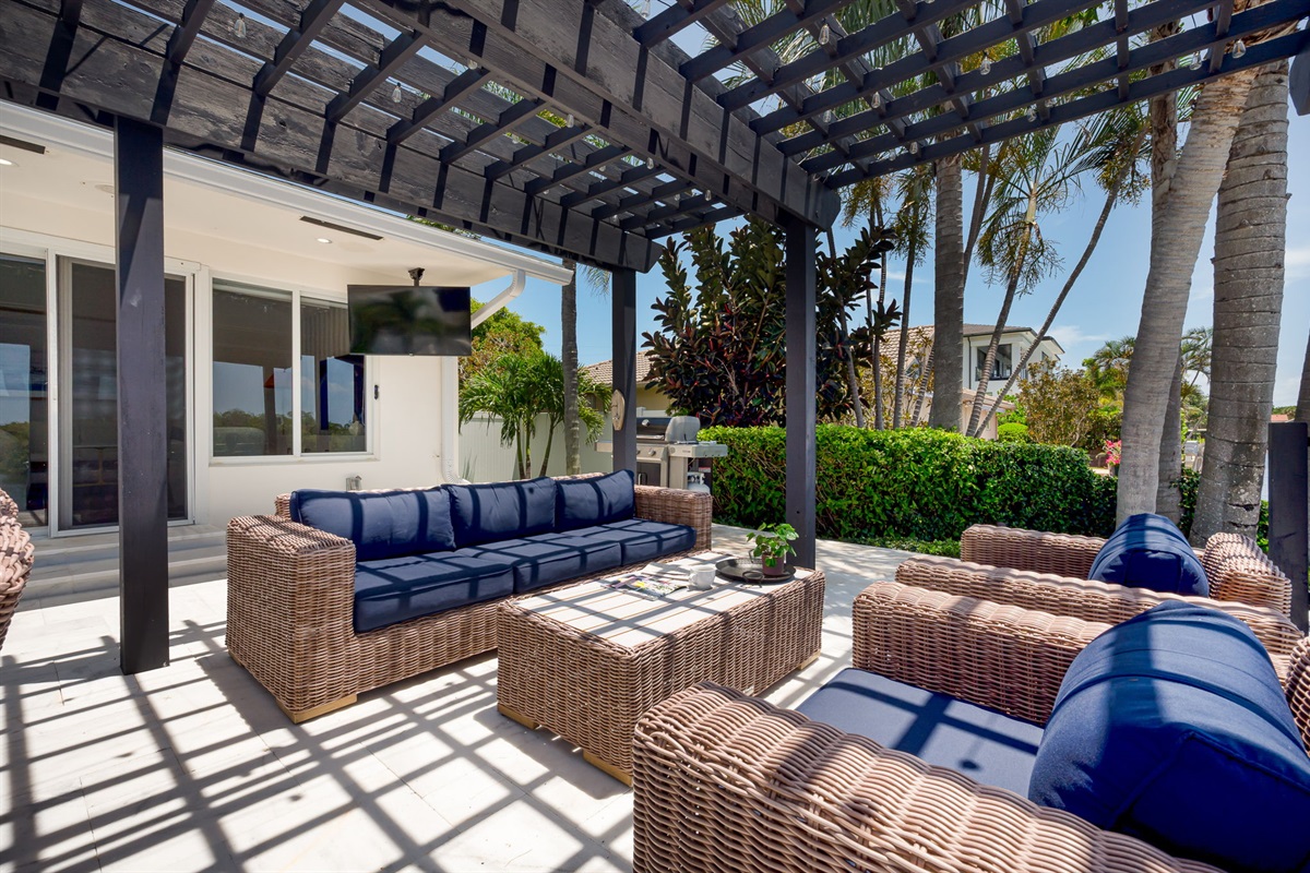 Make memories, share stories, and toast the day&rsquo;s end here.