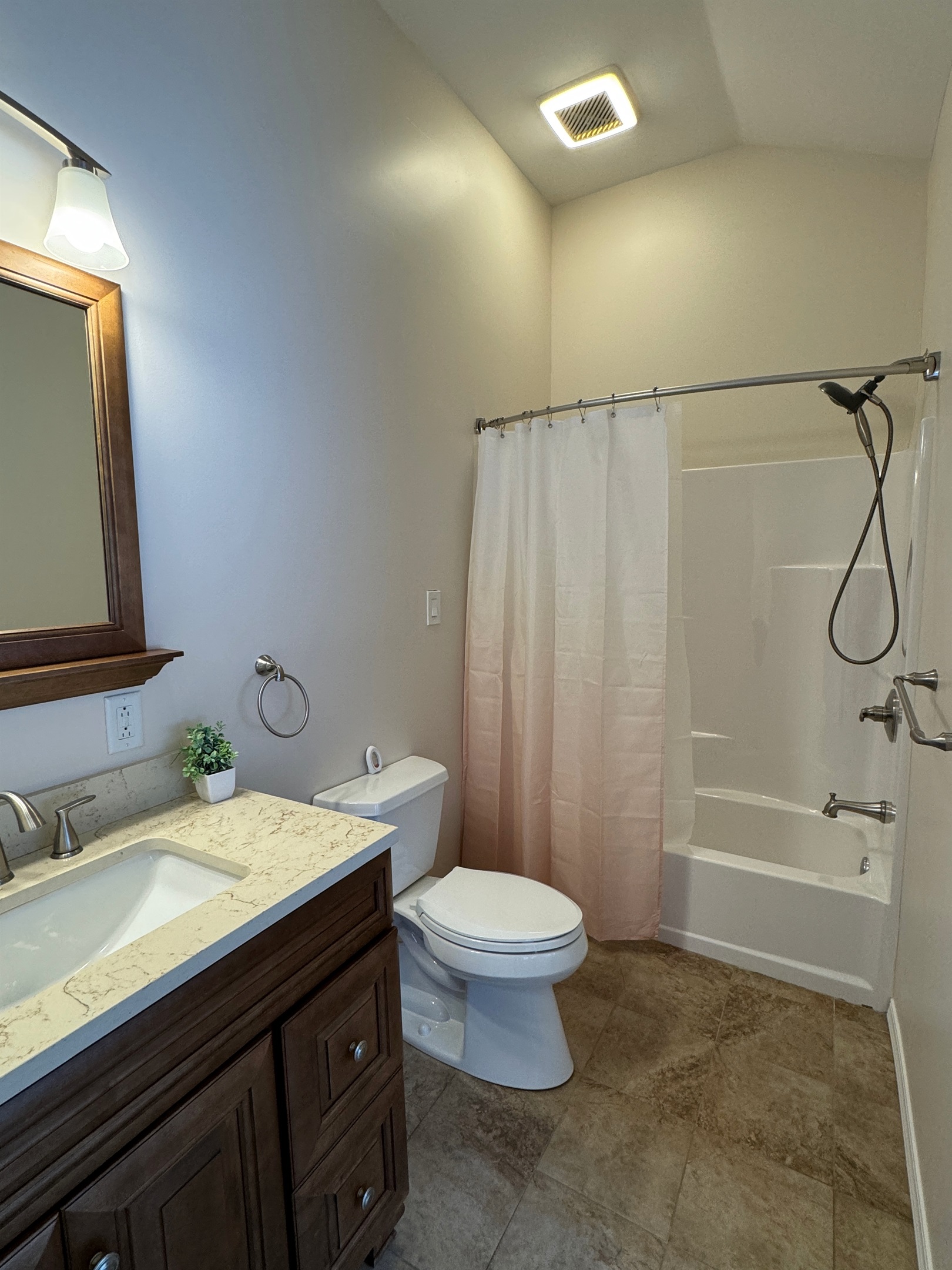 Queen #2 ensuite bathroom with tub/shower