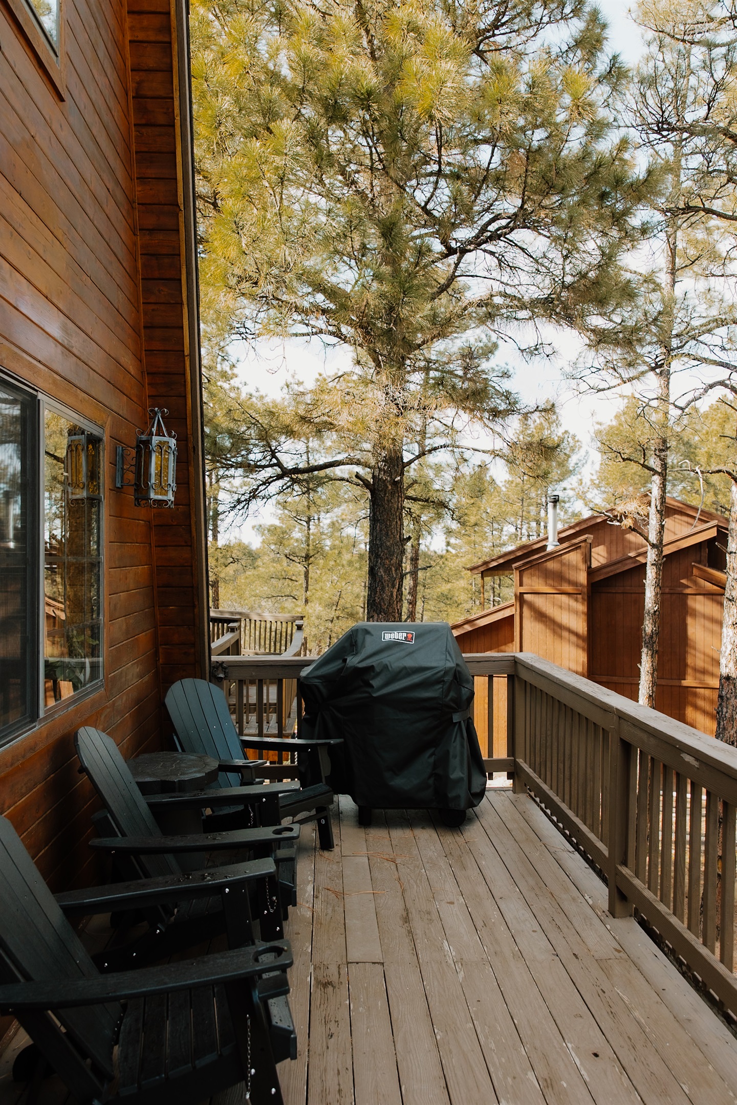 Front deck BBQ at Poppywood Pines 🌲 Fire up the grill and soak in the fresh mountain air in Arizona’s White Mountains. This cozy A-frame cabin in Show Low is perfect for family getaways, pet-friendly stays, and unforgettable sunset evenings.