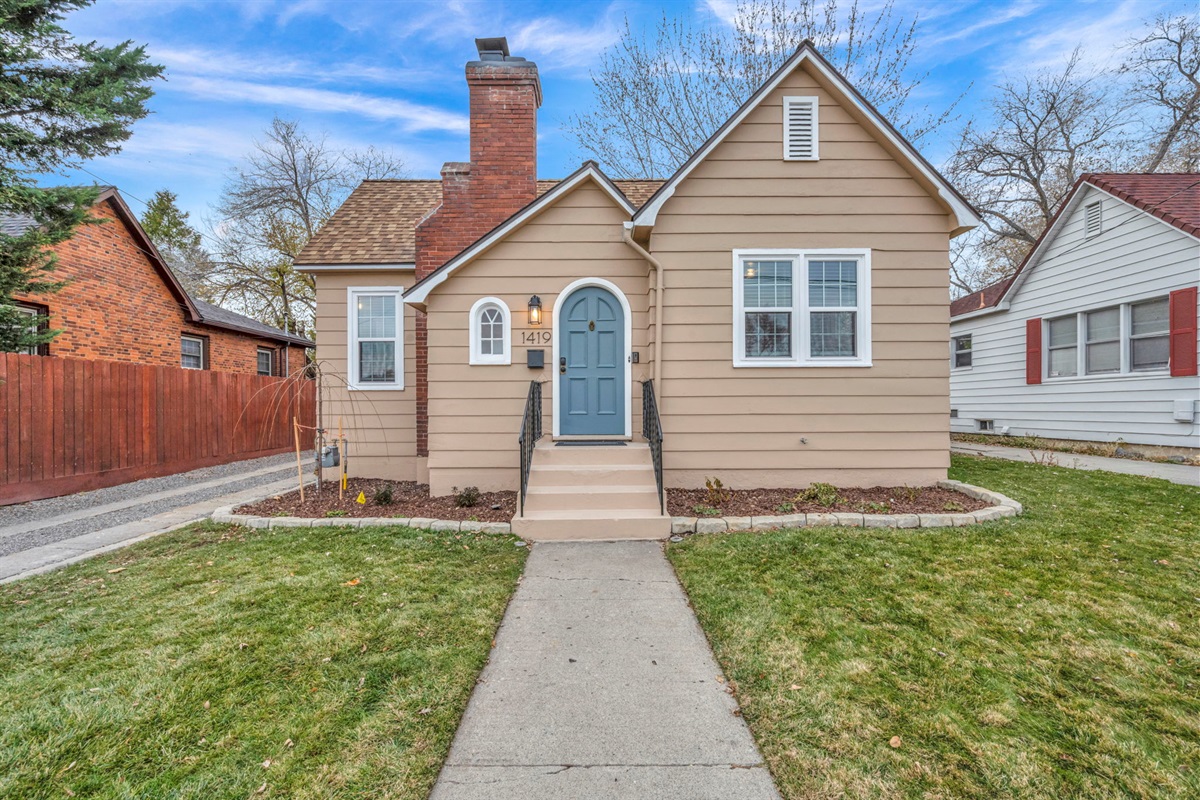 Located in a central and quiet neighborhood.