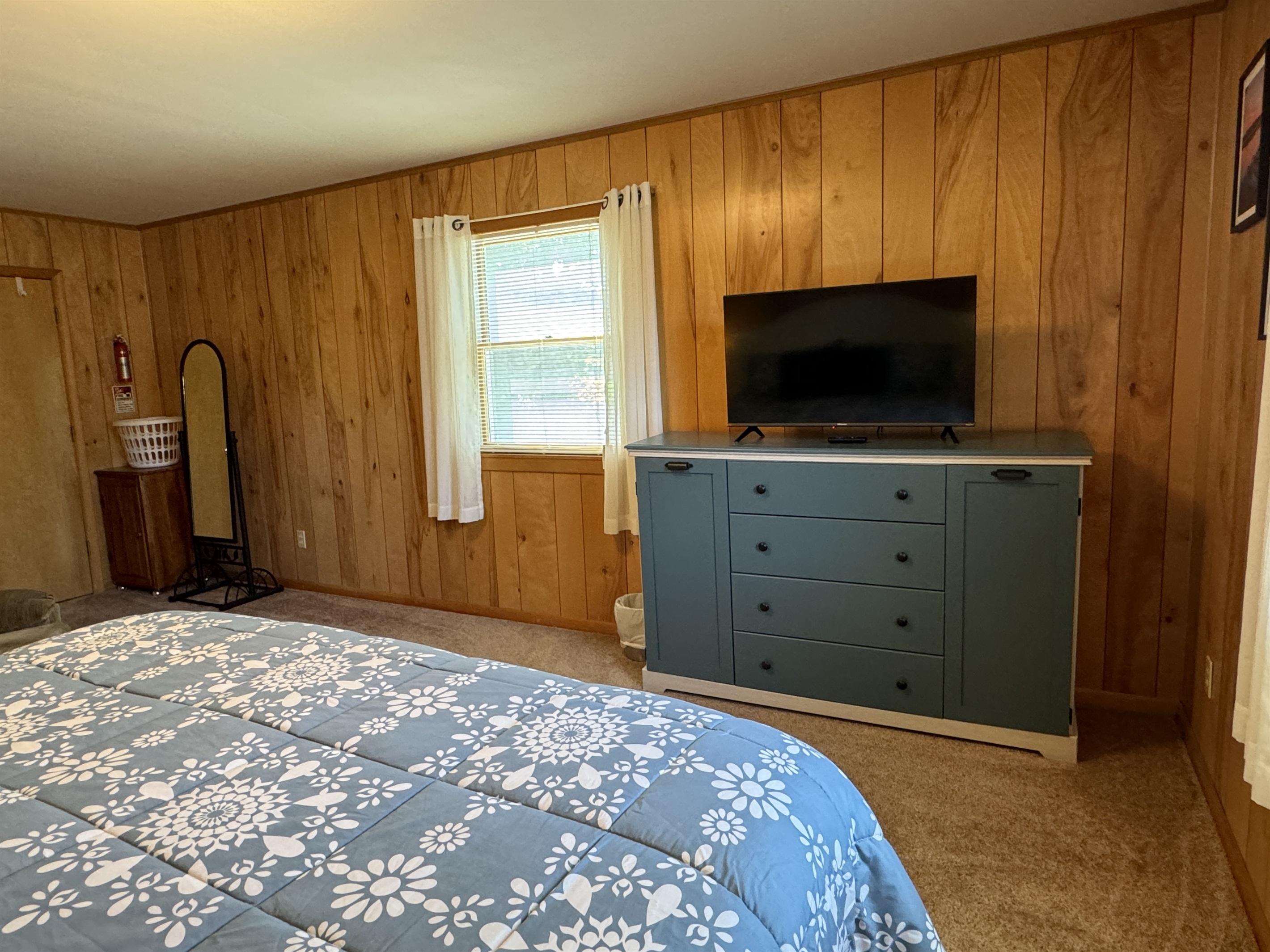 1st floor King w/SmartTV