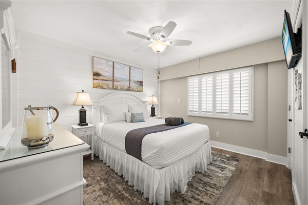 Bedroom with Queen Bed