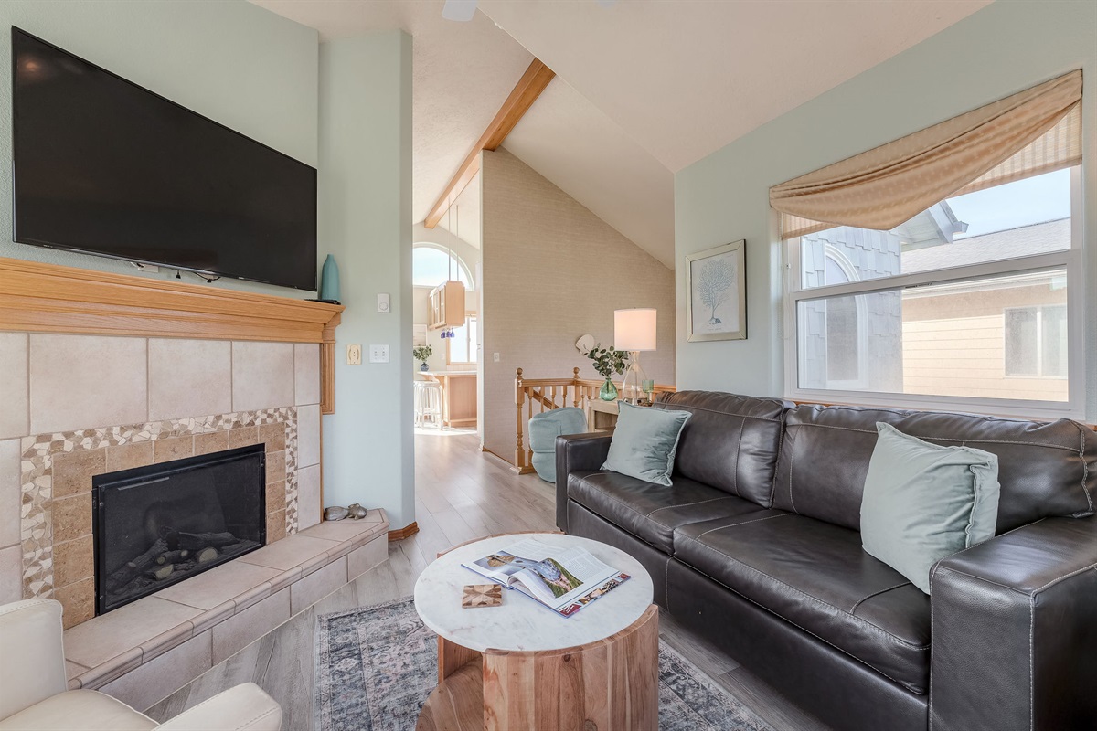 Entertain guests or simply lounge in comfort in our airy and spacious living room.