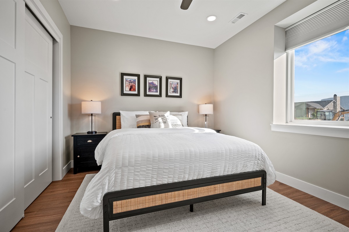 Queen bed with spacious closet, and stunning mountain views.
