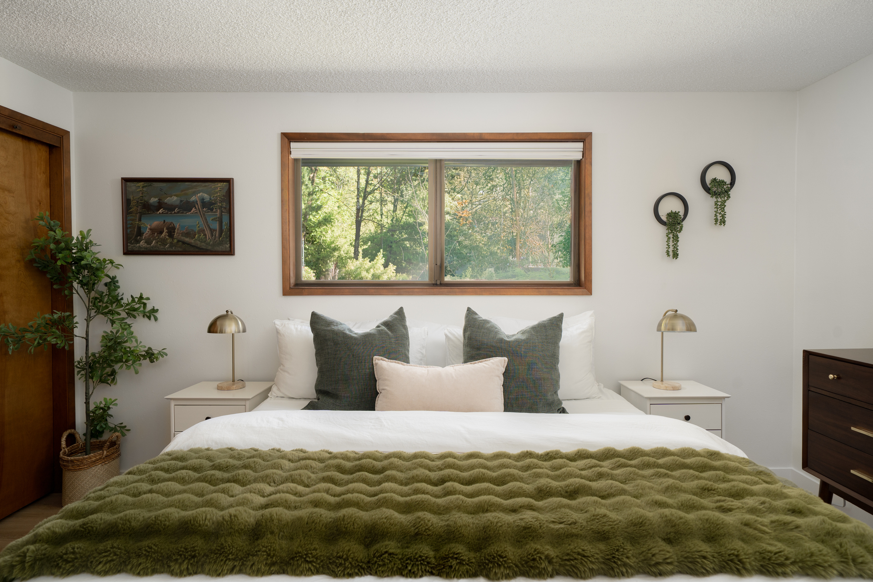 Wake up to green forest views and a king bedroom full of retro charm.