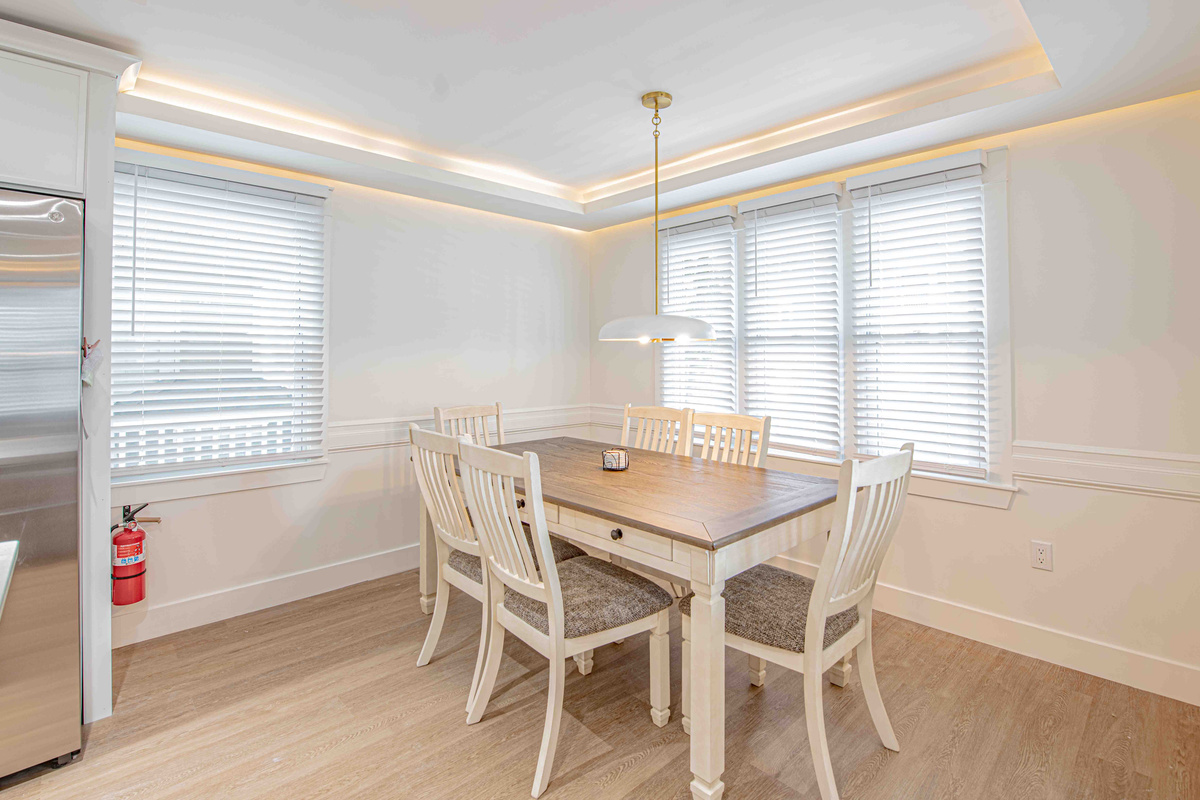 Dining Nook & Farmhouse Table