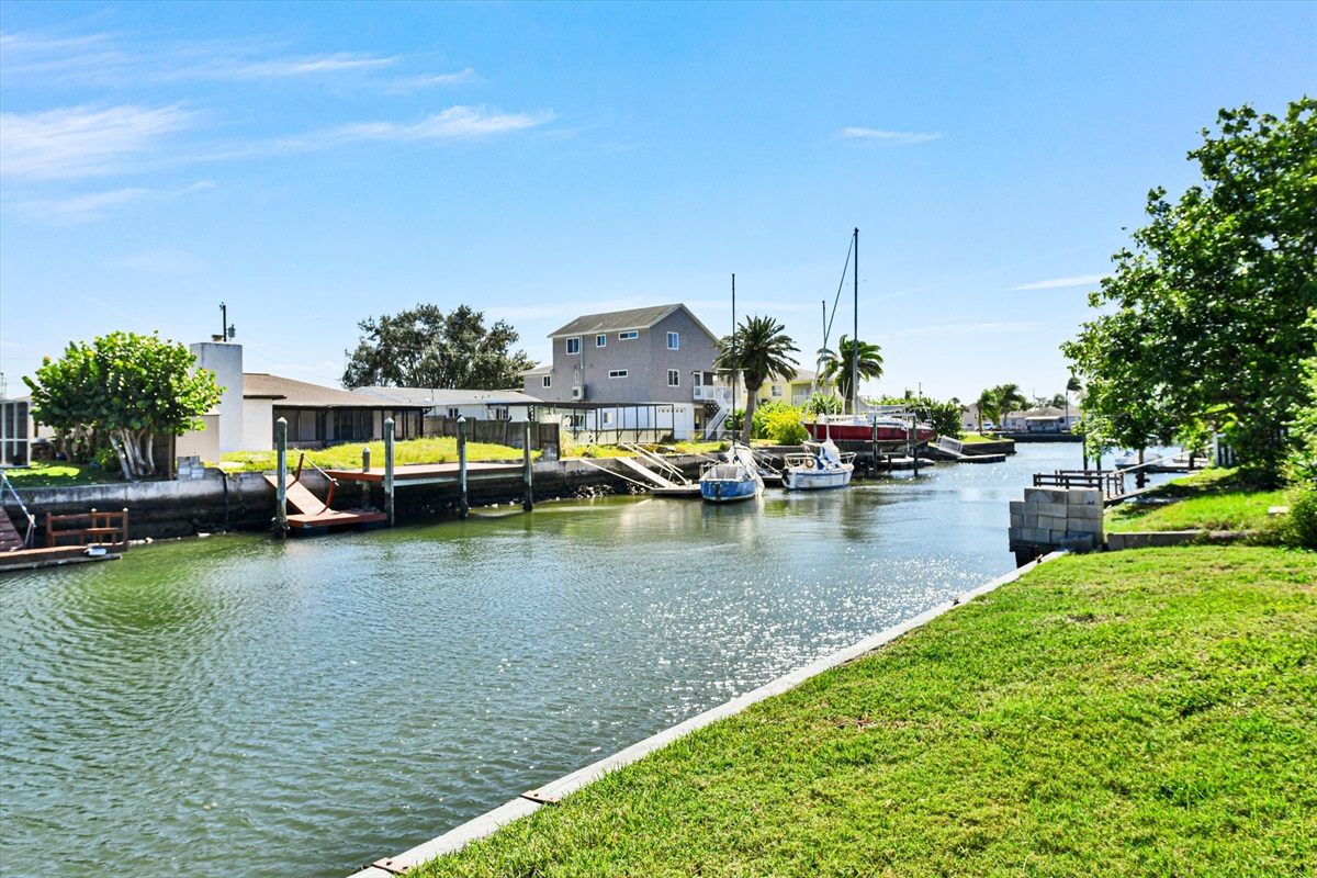 Home on canal leading to the Gulf! Tie off your BOAT!