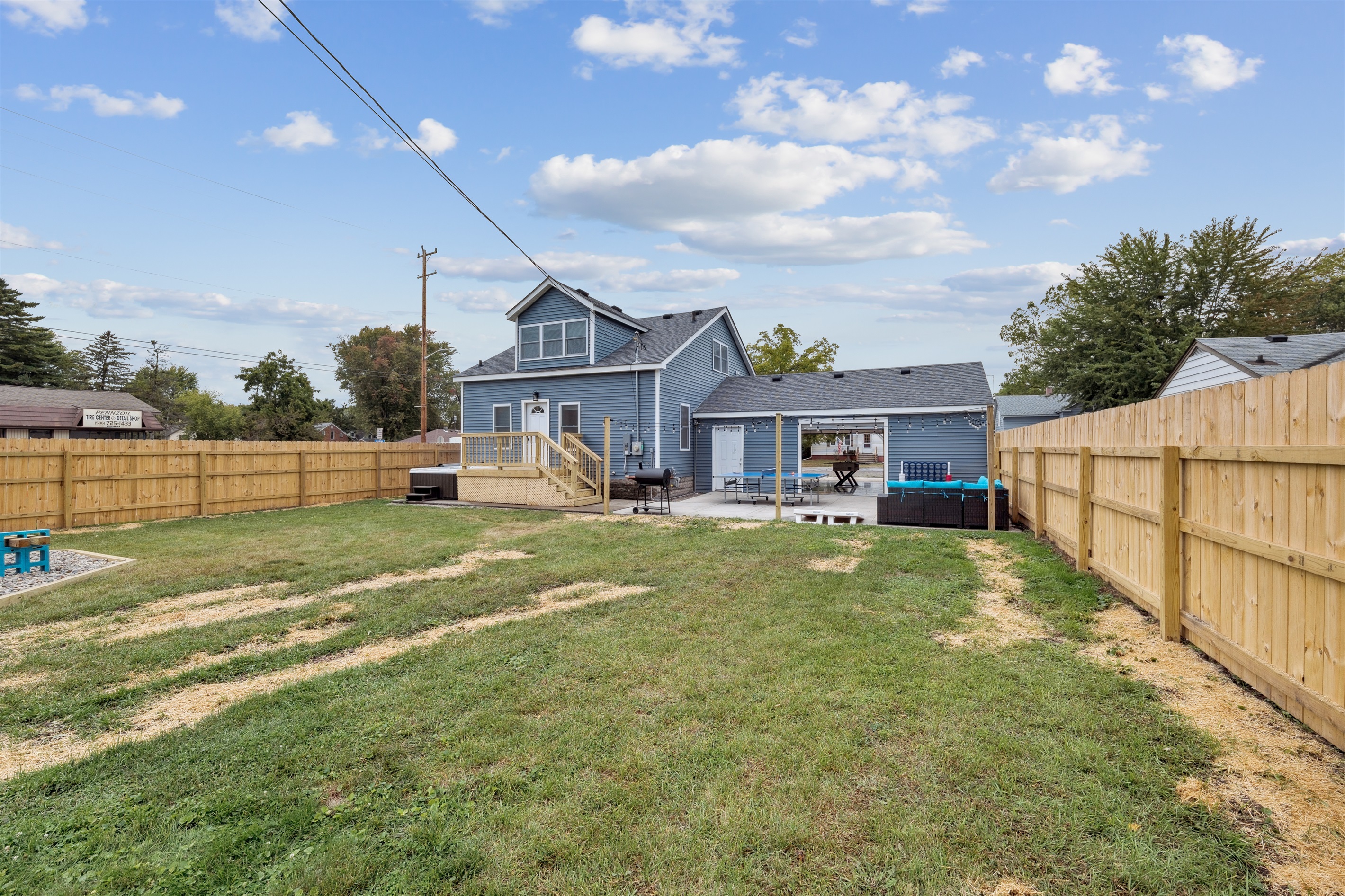 Huge gated backyard, family gatherings, unleash your pets, BBQ and ping pong table 