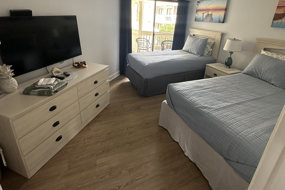 Bedroom 2 with cable tv 