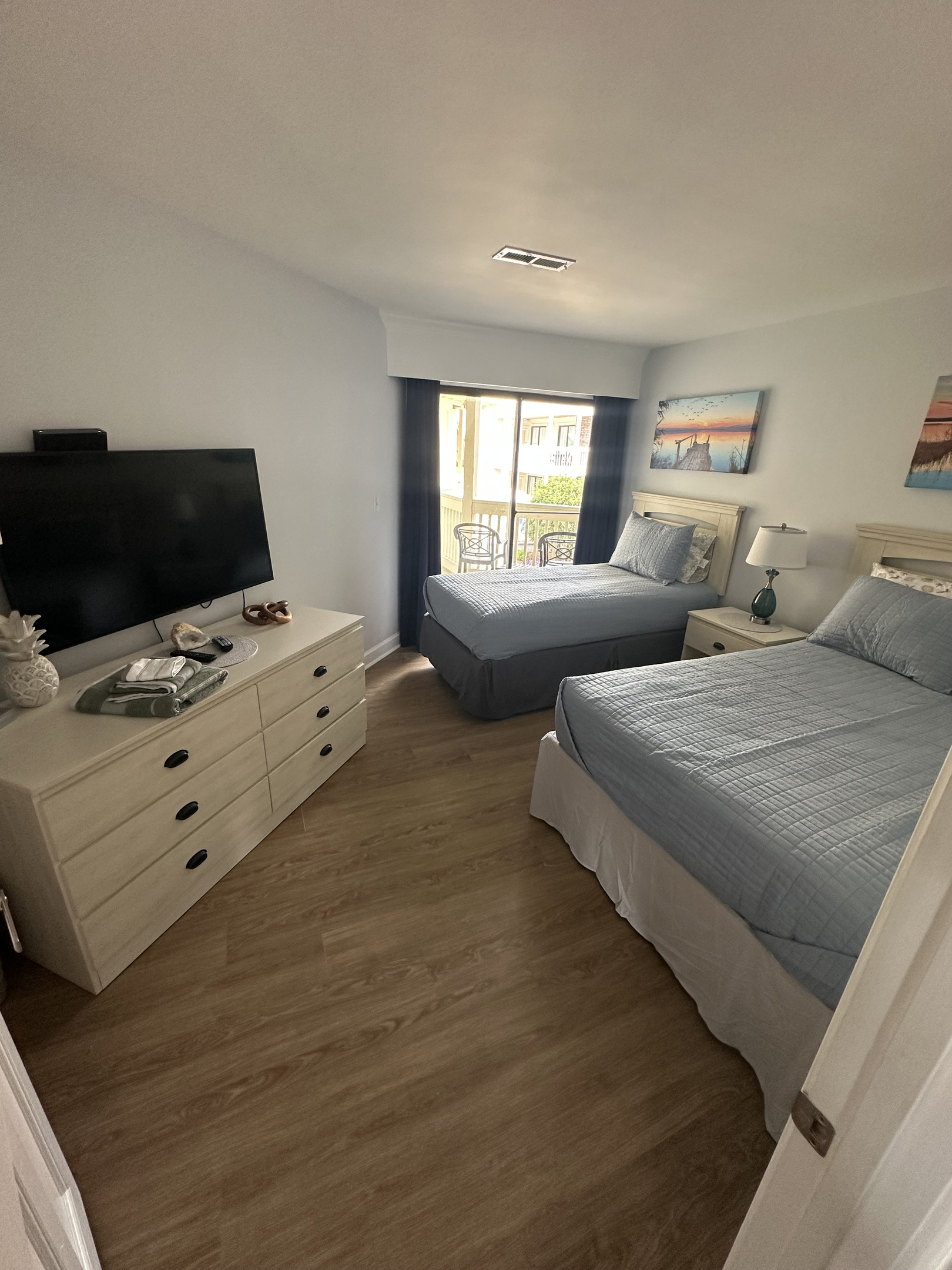 Bedroom 2 with cable tv 