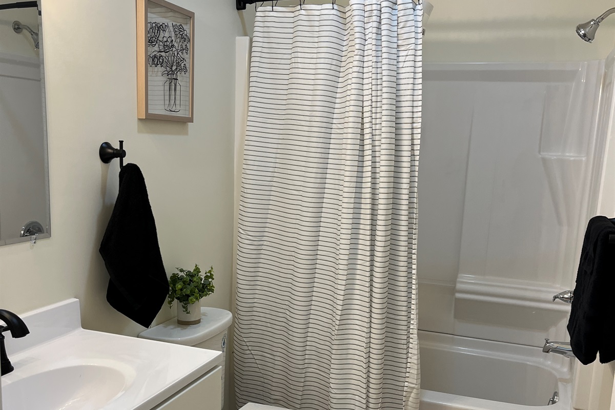 Bathroom with tub/shower