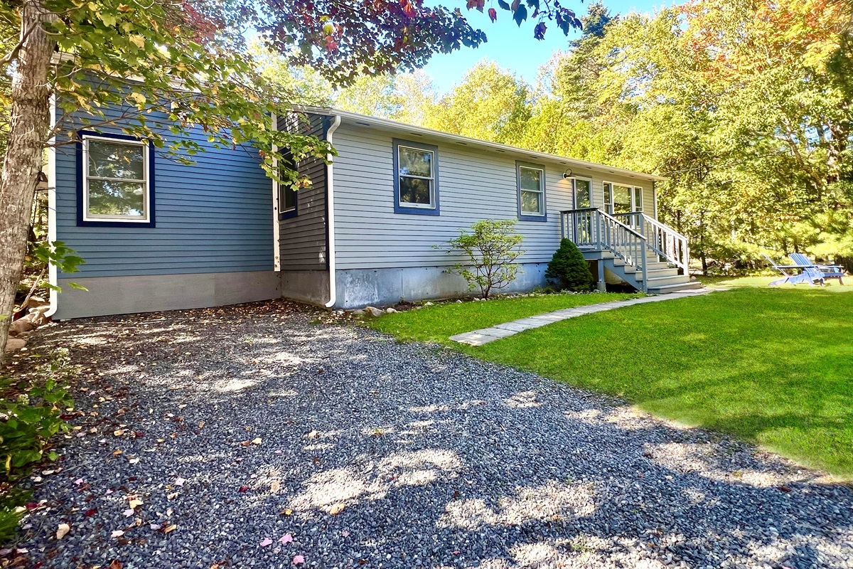 Blueberry Basecamp - Driveway