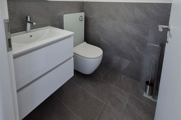 Bathroom 2: WC with sink