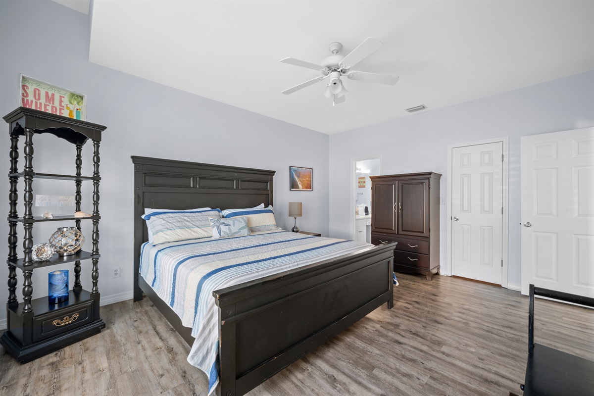 downstairs bedroom with bath