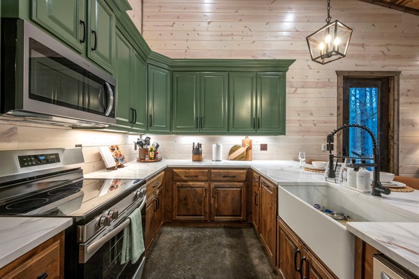 [Kitchen] Well stocked with everything you need to cook for everyone