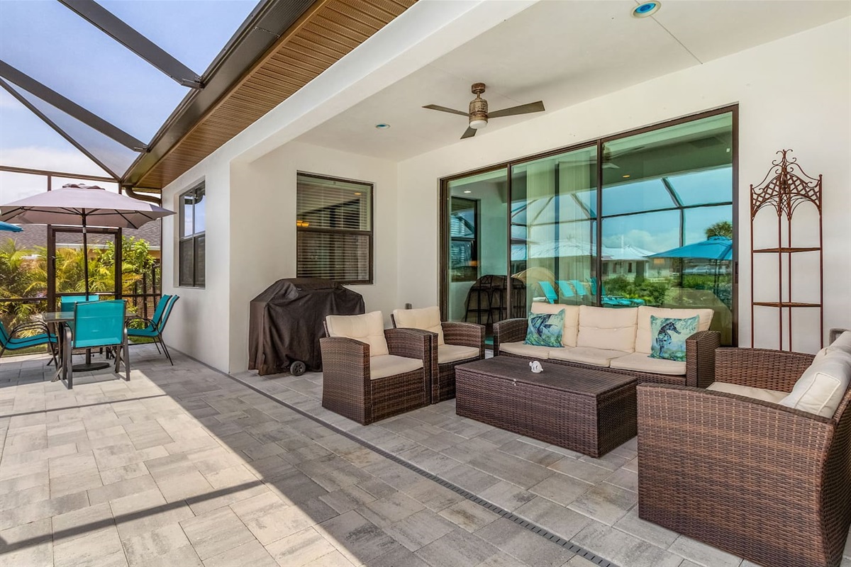 Comfortable Lanai for lounging and dining!